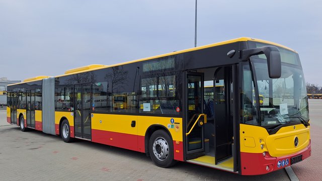 Nowe autobusy MPK Łódź. Pierwsze z 52 nowoczesnych mercedesów są już w Łodzi [ZDJĘCIA]