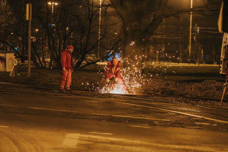 Nocne remonty torowiska MPK Łódź przy Rondzie Lotników Lwowskich
