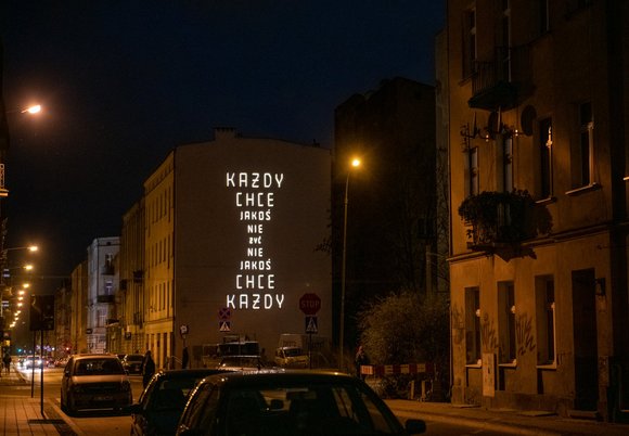 Неони в Лодзі. "Każdy chce jakoś nie żyć" на рогу ul. 6 Sierpnia i Gdańskiej