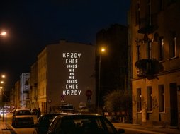 Неони в Лодзі. "Każdy chce jakoś nie żyć" на рогу ul. 6 Sierpnia i Gdańskiej