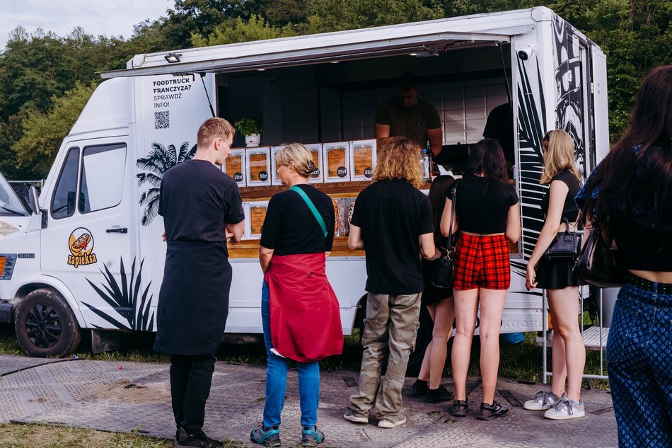 Strefa gastro na Łódź Summer Festival 2025. Sprawdź, co zjesz w food truckach!