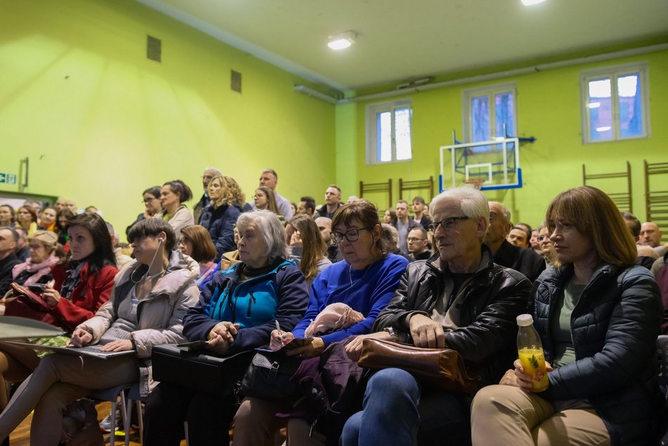 Łódź. Kolej Dużych Prędkości w Łodzi. Tłumy mieszkańców Starego Polesia na spotkaniu z wykonawcami