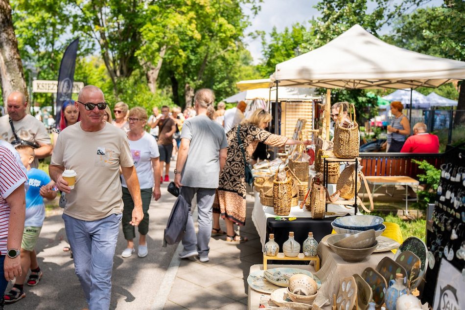 Łódź. Lipcowy targ staroci na Księżym Młynie. Miłośnicy rzeczy z duszą nie zawiedli