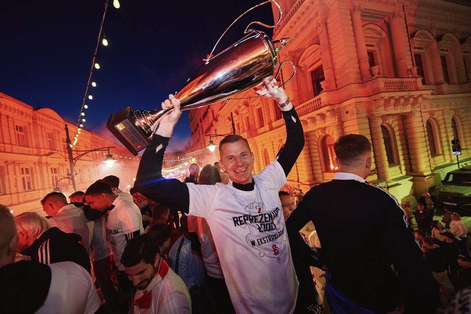 kibice i piłkarze świętują sukces