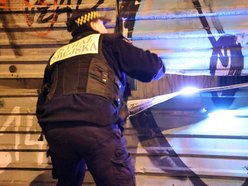 strażnicy miejscy nocą