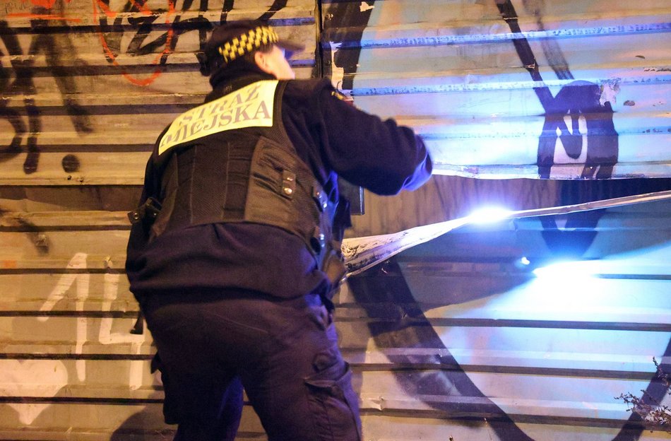 strażnicy miejscy nocą
