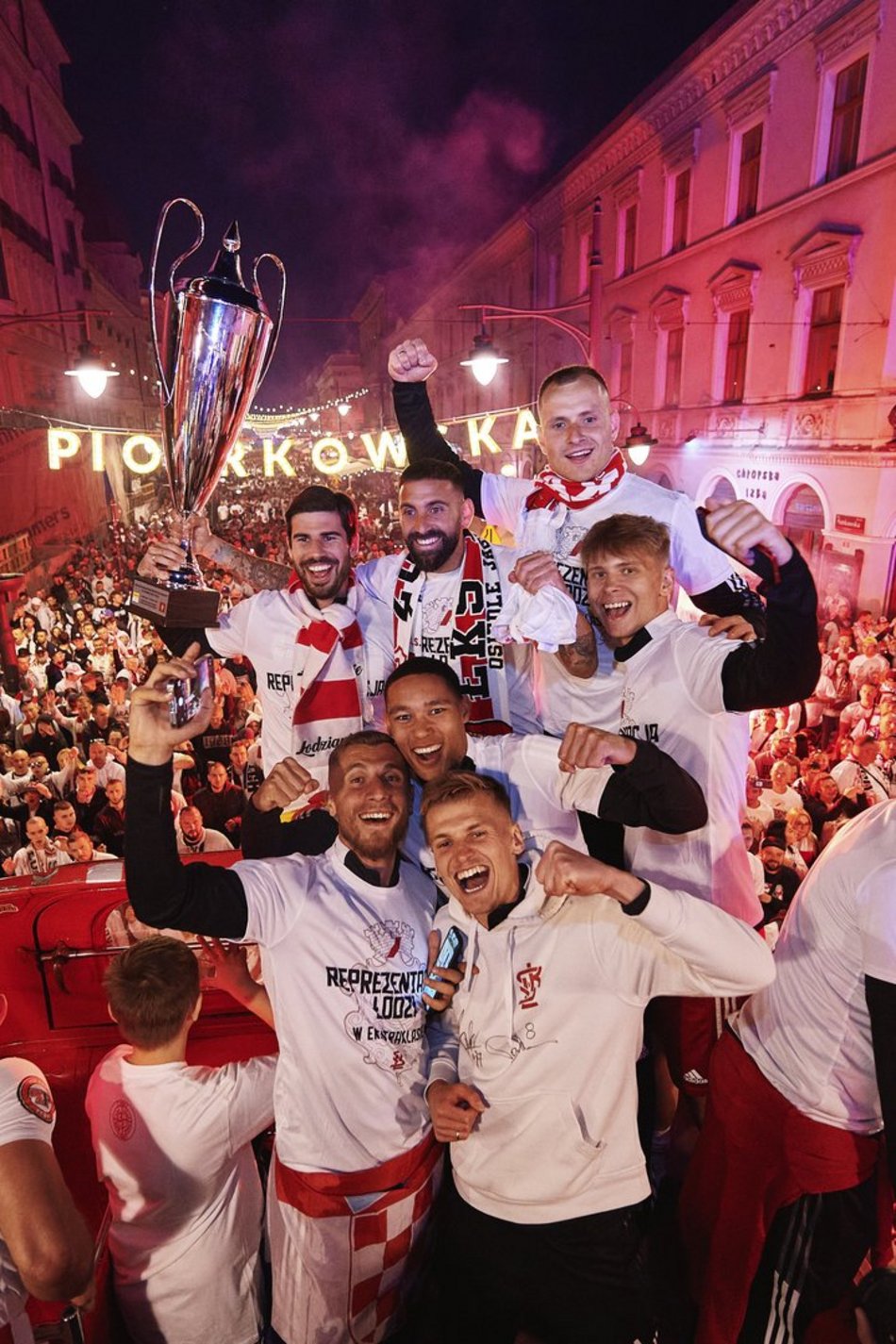 kibice i piłkarze świętują sukces