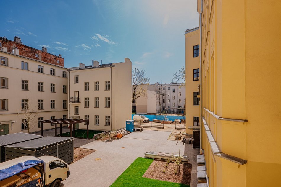 Zielone podwórka w kamienicach przy Rewolucji w Łodzi. Perełki ukryte w centrum miasta!