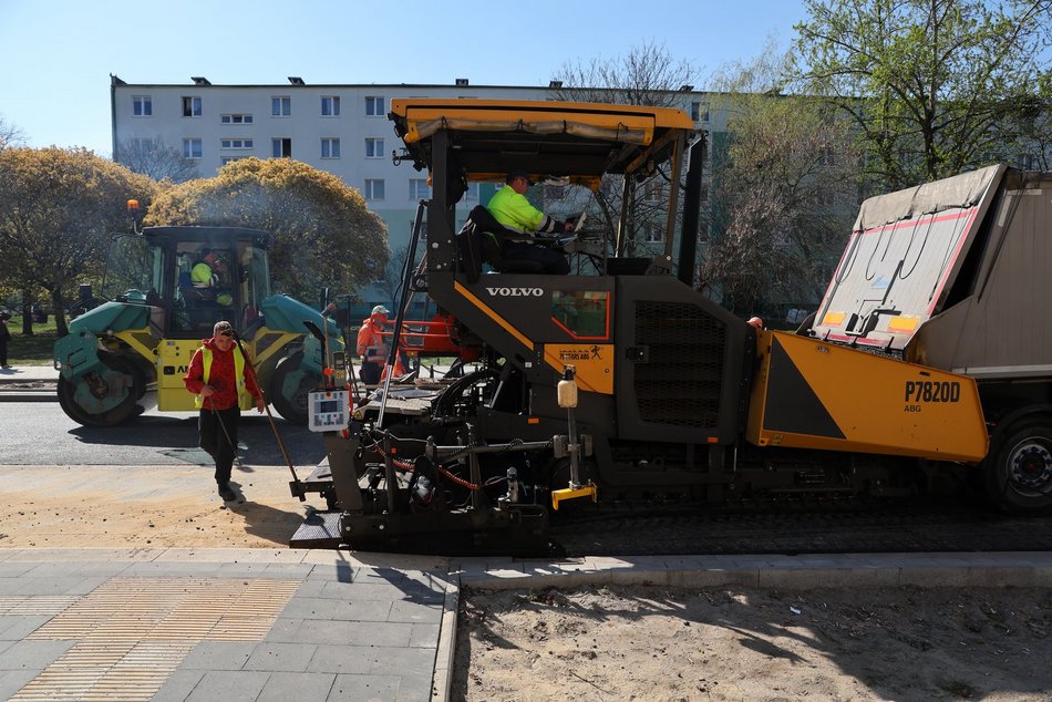 Łódź. Leją asfalt na Rondzie Broniewskiego w Łodzi! Remont Śmigłego-Rydza i Niższej zbliża się do końca!