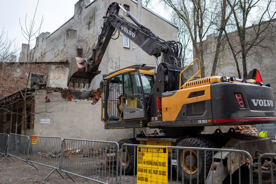 Łódź. Wyburzanie rudery przy Gdańskiej w Łodzi. To kolejny ze 161 budynków do rozbiórki