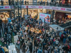 Łódź. Rekord malowania ust w Manufakturze w Łodzi pobity! Byłaś? Znajdź się na zdjęciach!