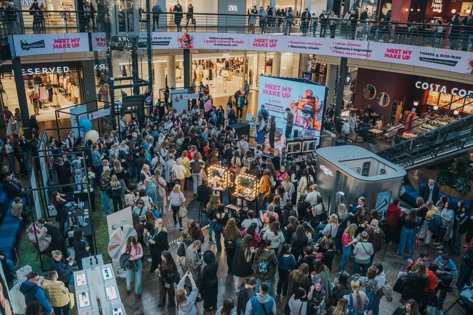 Łódź. Rekord malowania ust w Manufakturze w Łodzi pobity! Byłaś? Znajdź się na zdjęciach!