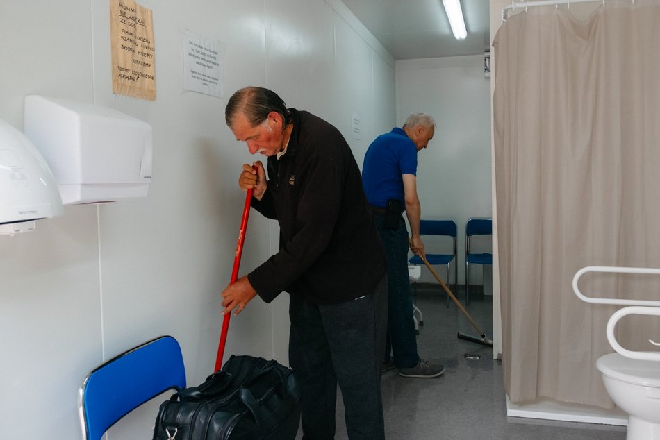 MOPS Łódź pomaga bezdomnym przez cały rok. Duże zainteresowanie mobilnymi łaźniami