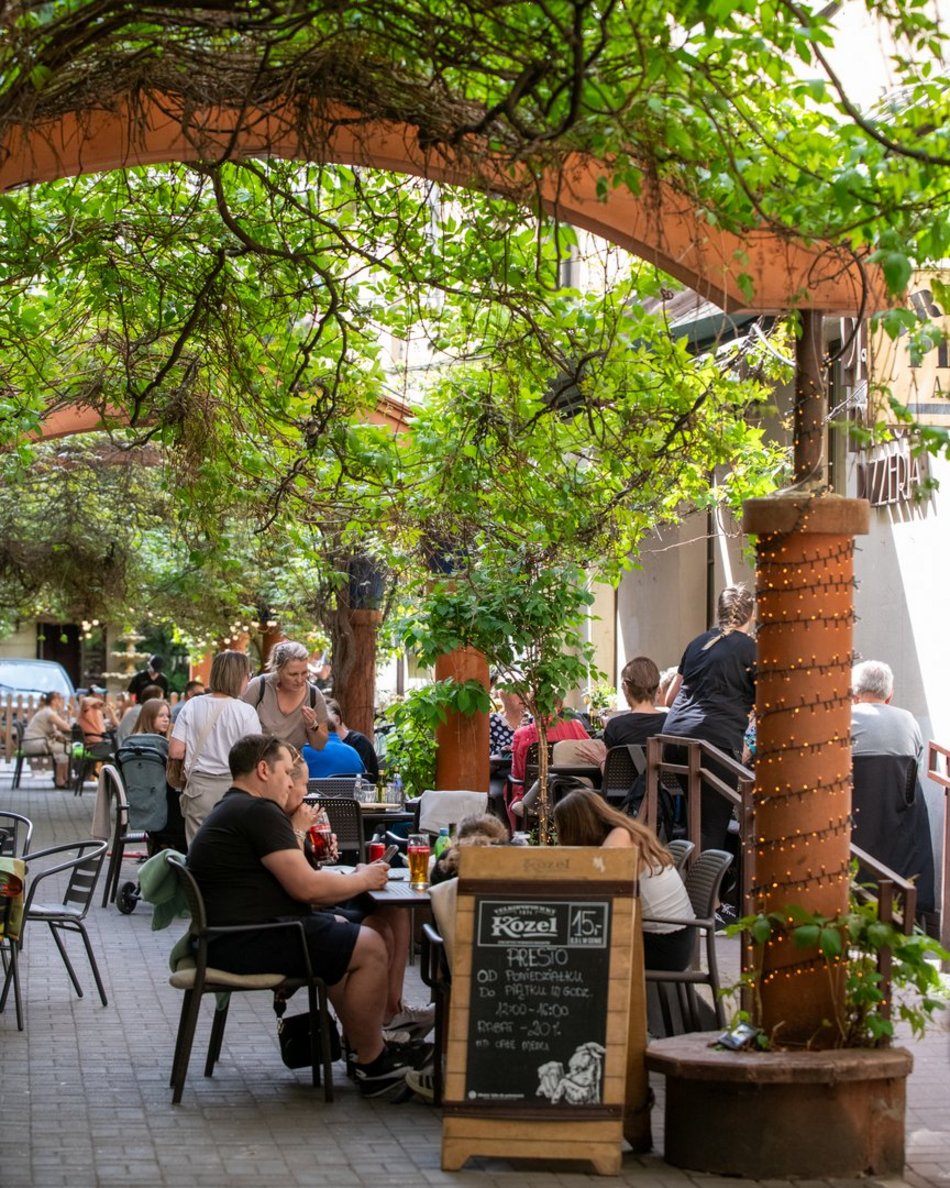 Łódź. Majówka 2025 na Piotrkowskiej w Łodzi. Tak łodzianie i turyści spędzają wolne chwile!