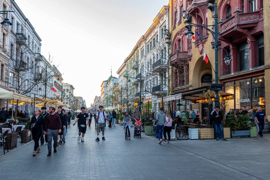 Łódź. Majówka na Piotrkowskiej w Łodzi. Tłumy spacerowiczów od rana do wieczora!