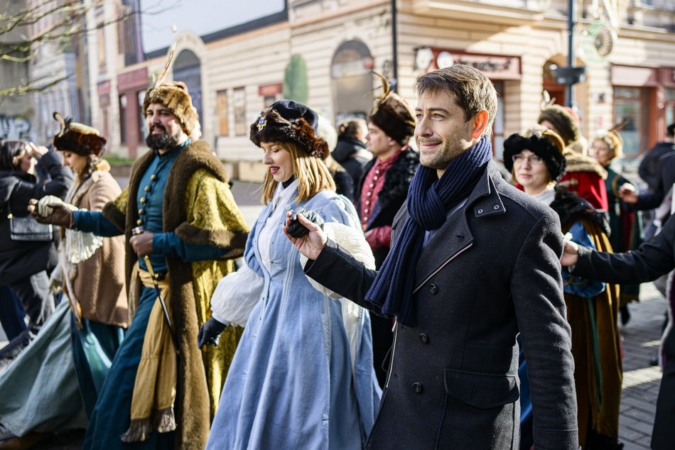 Łódź. Polonez dla Łodzi. Tłumy maturzystów zatańczyły na Piotrkowskiej. Razem z nimi łodzianie!