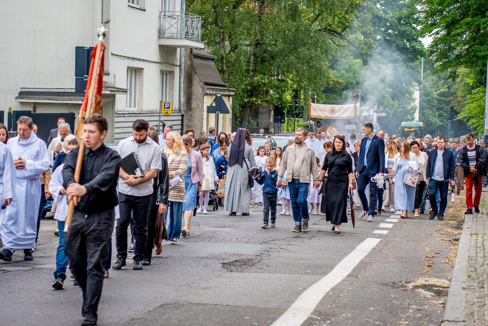 Łódź. Boże Ciało w Łodzi. Procesja z kościoła Matki Boskiej Zwycięskiej przeszła ulicami miasta