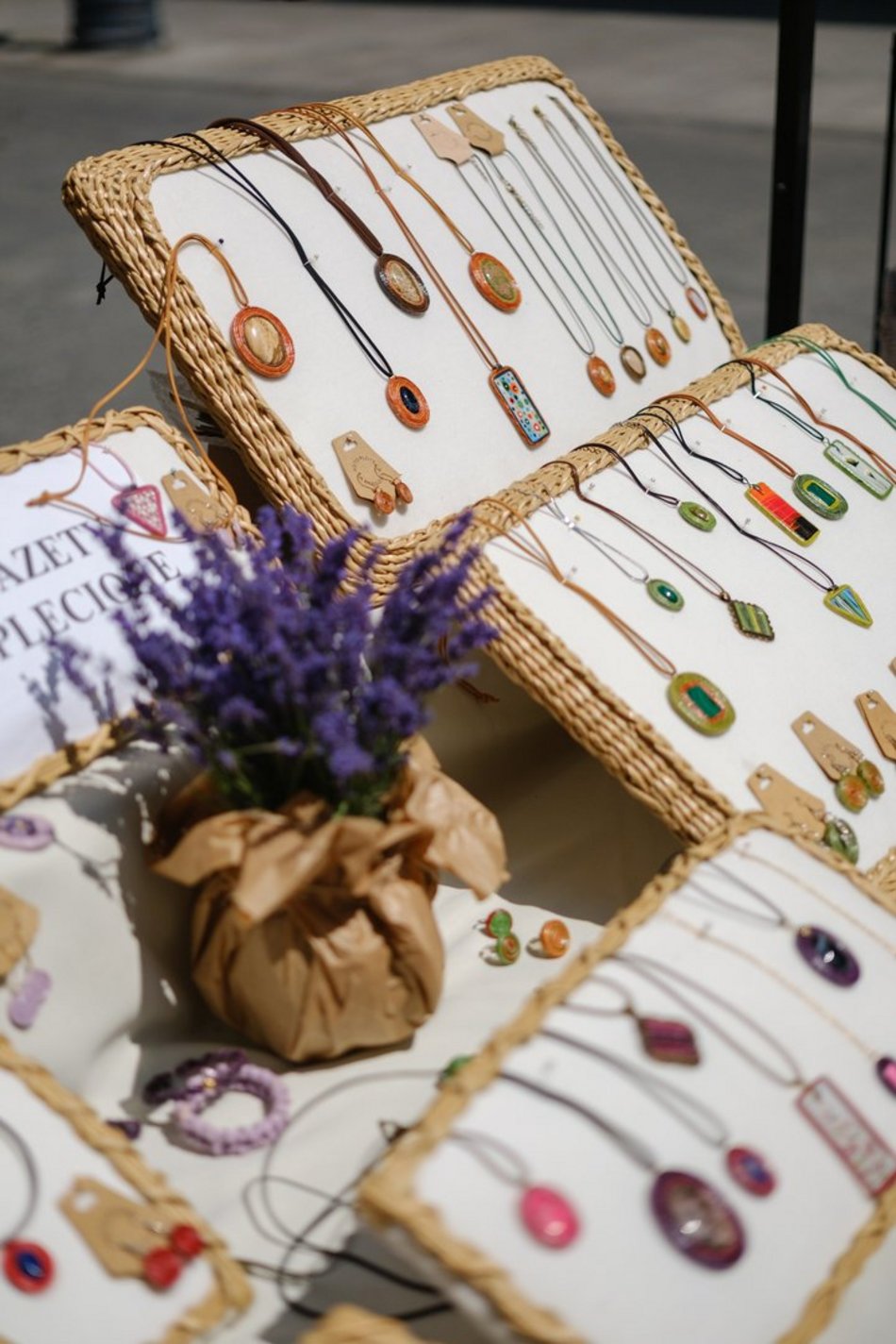 Łódź. Rękodzielnia na Piotrkowskiej w Łodzi. Kilkadziesiąt stoisk i różnorodny asortyment