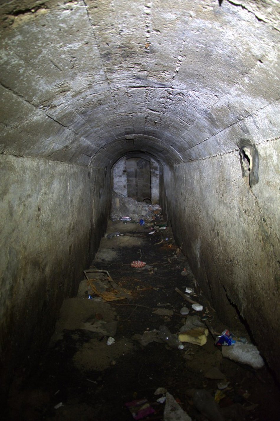 Łódź. Schron z II wojny światowej odnaleziony w Łodzi. Gazoszczelne drzwi, komory i więcej