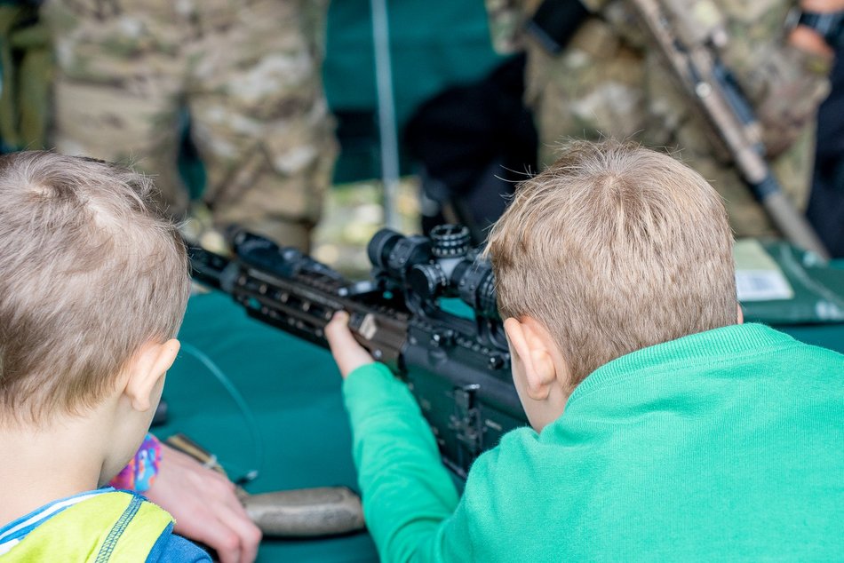 Łodzianie bawiący się na rodzinnym pikniku z okazji 600. Urodzin Łodzi
