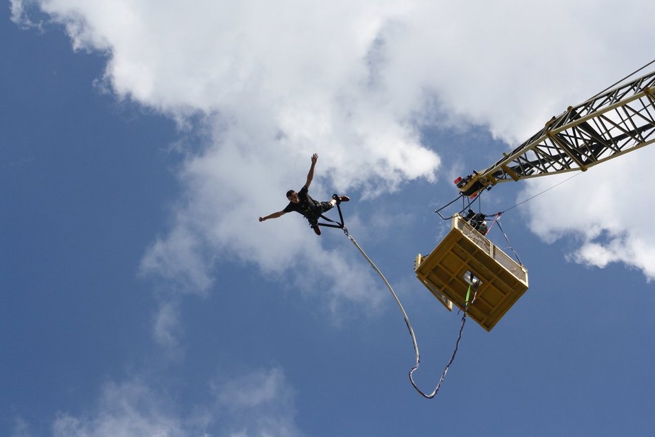 Skoki na bungee przy Atlas Arenie w Łodzi