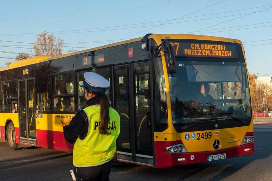 Jak dojechać na cmentarze w Łodzi we Wszystkich świętych 2024