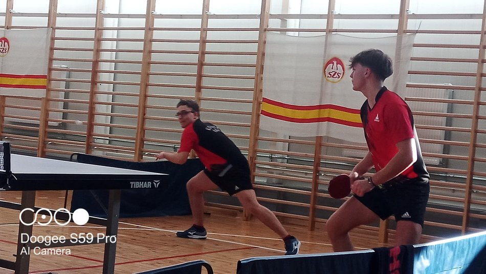 Uczniowie z XXVI LO w Łodzi świetni w tenisa stołowego. Zostawili konkurencję w tyle