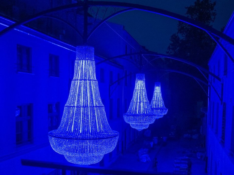 Żyrandole w podwórku przy ul. Piotrkowskiej 118