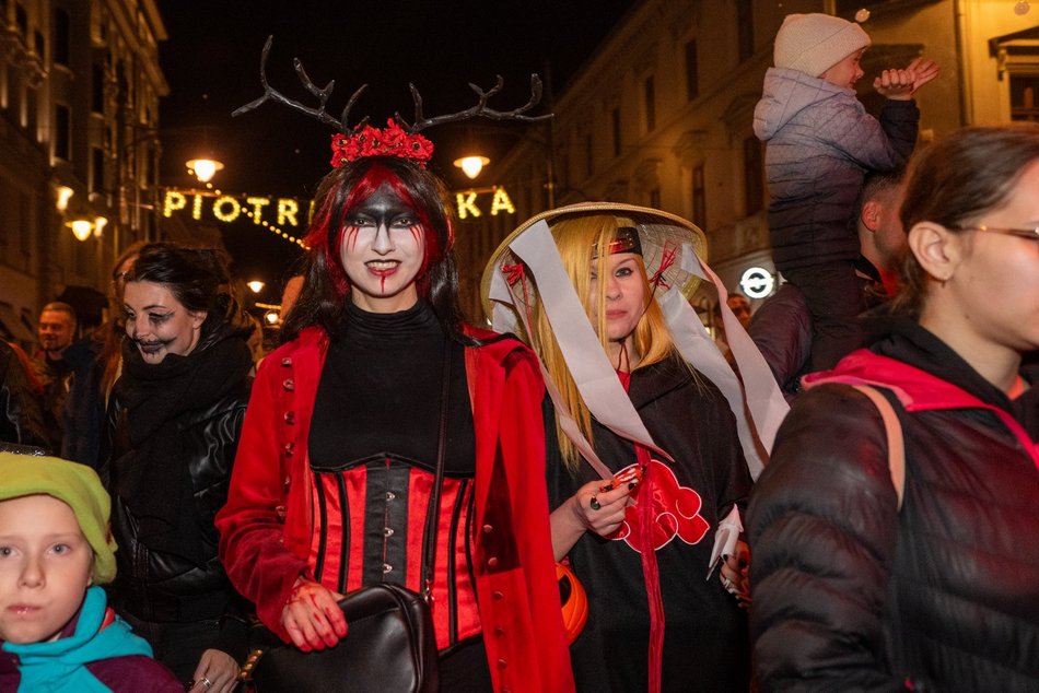 Łódź. Halloweenowa parada przeszła Piotrkowską w Łodzi. Tłumy duchów, czarownic i zombie!