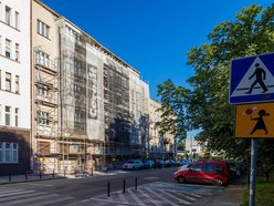 Perełka modernizmu przy Anstadta do remontu. Skryła się już właśnie za rusztowaniami