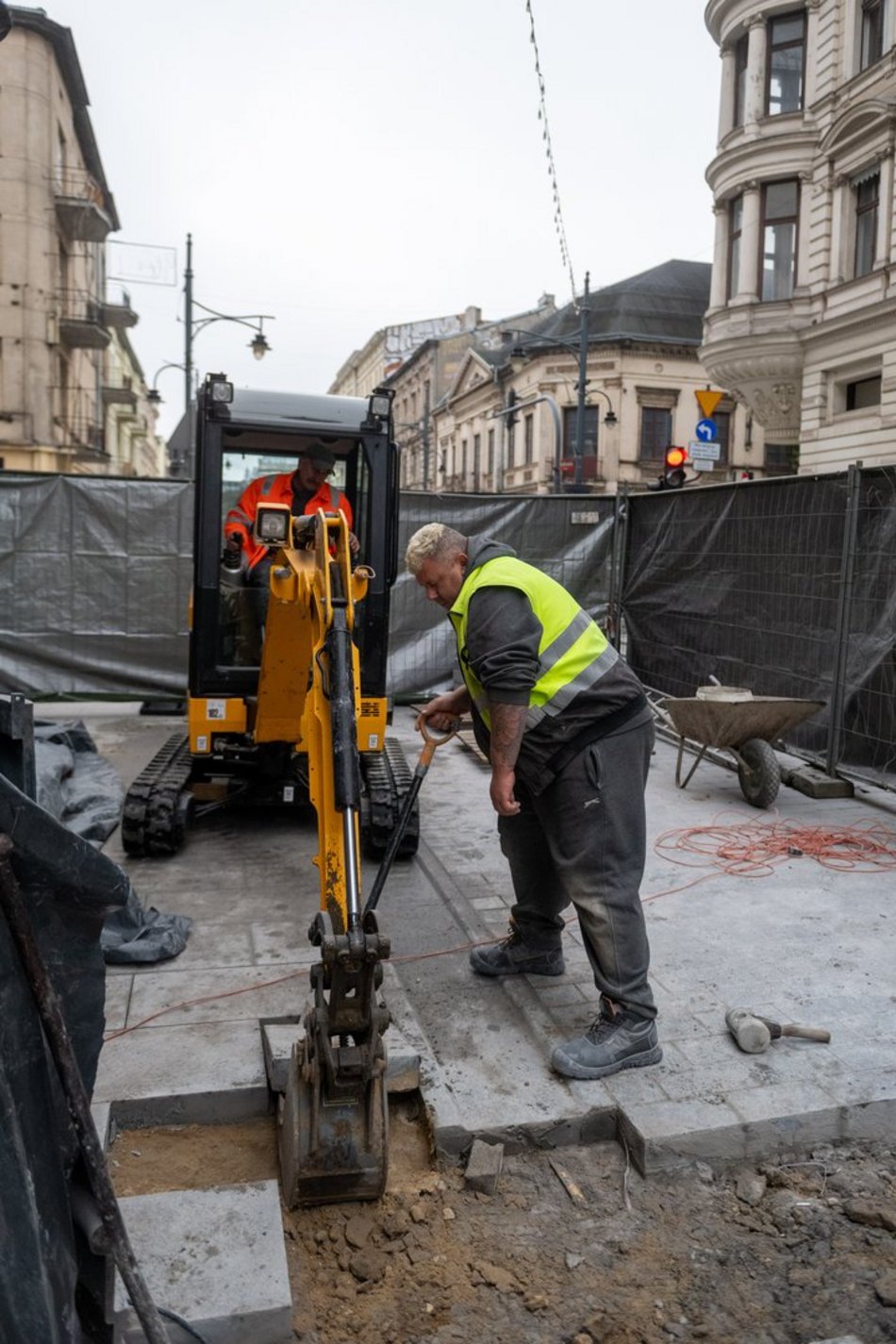 Łódź. Ruszył montaż słupków na Piotrkowskiej