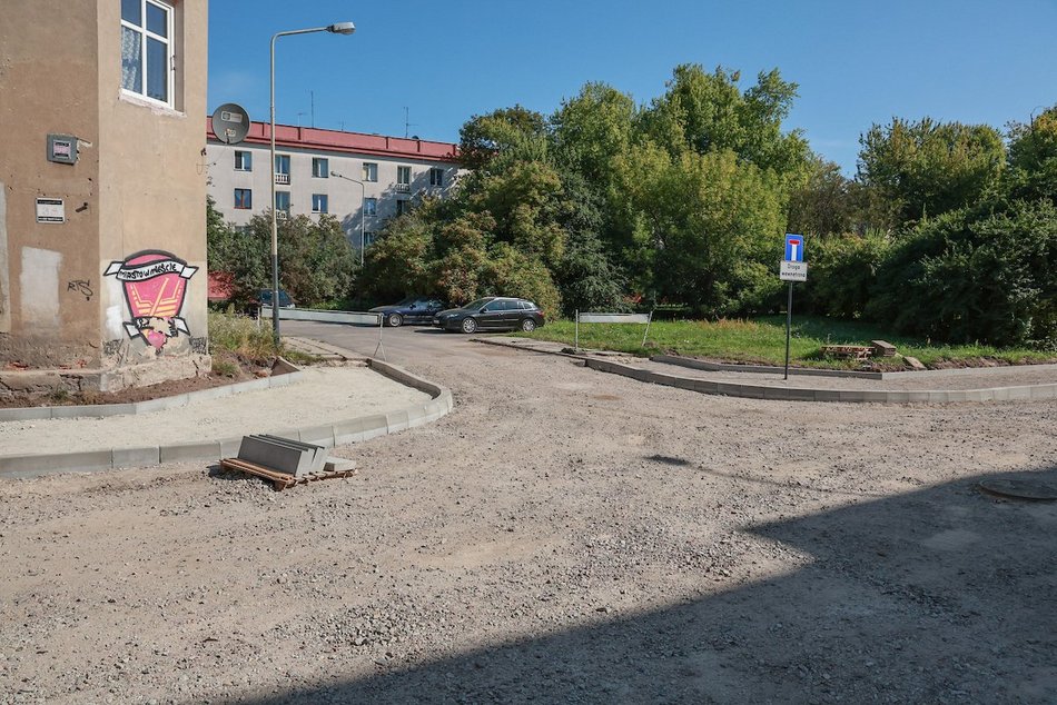 Łódź. Remont Organizacji WiN w Łodzi. Po pierwszych rozbiórkach czas na prace brukarskie