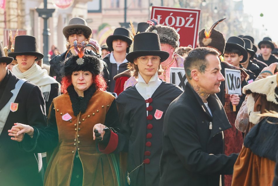 Łódź. Polonez dla Łodzi. Tłumy maturzystów zatańczyły na Piotrkowskiej. Razem z nimi łodzianie!
