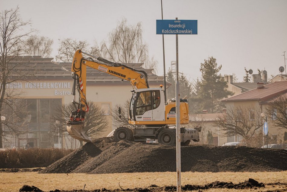 Remont Broniewskiego w Łodzi ruszył pełną parą. Drogowcy pracują nad nowym torowiskiem