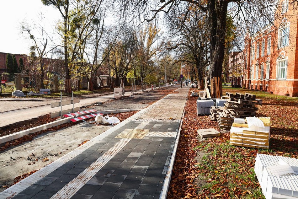 Remont Tymienieckiego w Łodzi. Widać już nowy asfalt, gotowy jest też nowy chodnik