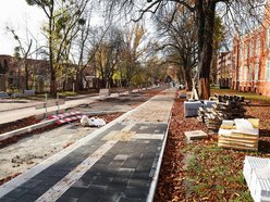 Remont Tymienieckiego w Łodzi. Widać już nowy asfalt, gotowy jest też nowy chodnik