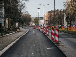 Remont Uniwersyteckiej w Łodzi nie zwalnia tempa. Budują chodniki i parkingi
