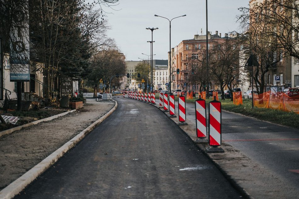 Remont Uniwersyteckiej w Łodzi nie zwalnia tempa. Budują chodniki i parkingi