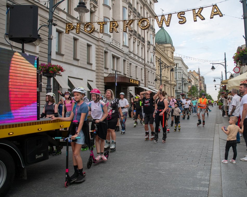 Łódź. Nightskating Łódź za nami. Rolkarze znów opanowali Piotrkowską