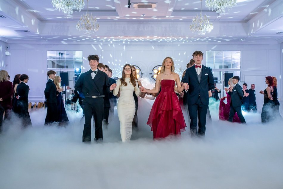 Łódź. Studniówka IV LO w Łodzi. Kreacje, które zapierały dech i radość na twarzach młodzieży