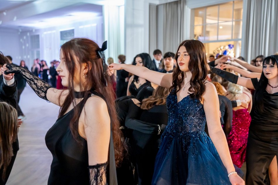 Łódź. Studniówka IV LO w Łodzi. Kreacje, które zapierały dech i radość na twarzach młodzieży