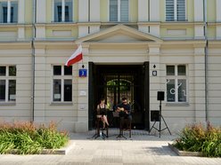 Łódź. Włókiennicza Unplugged w Łodzi. Duet „Two of As” zachwycił mieszkańców ulicy i przechodniów