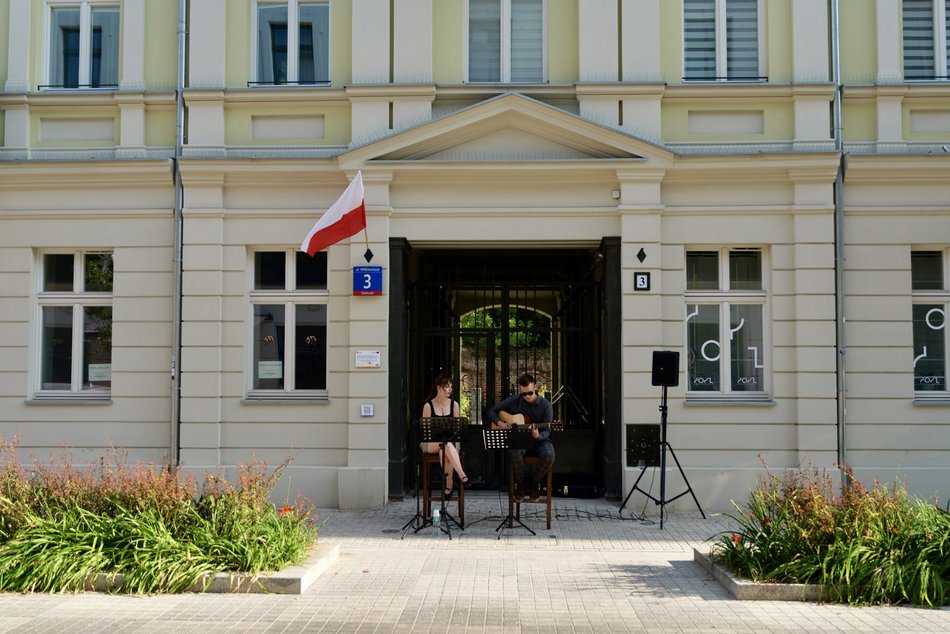 Łódź. Włókiennicza Unplugged w Łodzi. Duet „Two of As” zachwycił mieszkańców ulicy i przechodniów