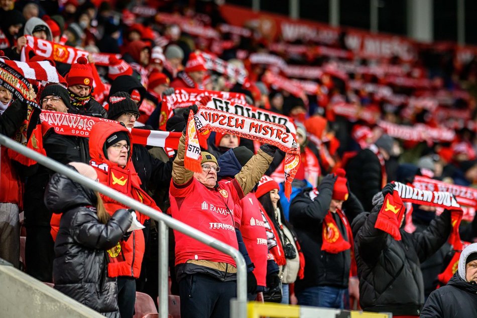 Łódź. Kibice na meczu Widzewa Łódź z Jagiellonią Białystok