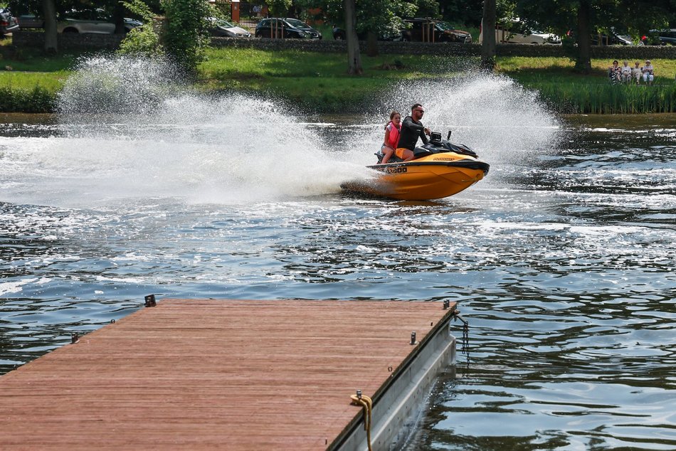 Łódź. Dzień Dziecka w parku na Młynku w Łodzi. Dmuchańce, alpaki i skutery wodne