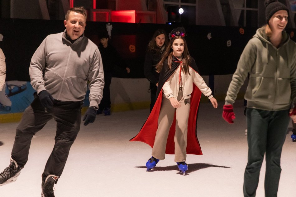 Łódź. Halloween na lodowisku Bombonierka w Łodzi. Królestwo duchów i zjaw na lodzie