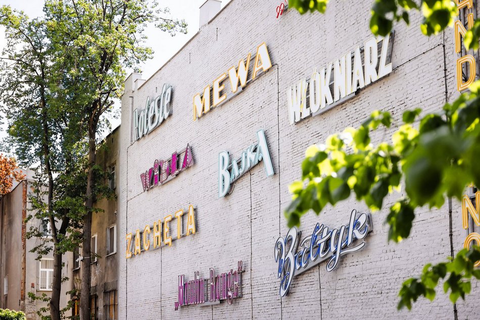 Neony kultowych kin w Łodzi znów zabłysną! Przyjdź na otwarcie Łódzkiej Galerii Neonów!