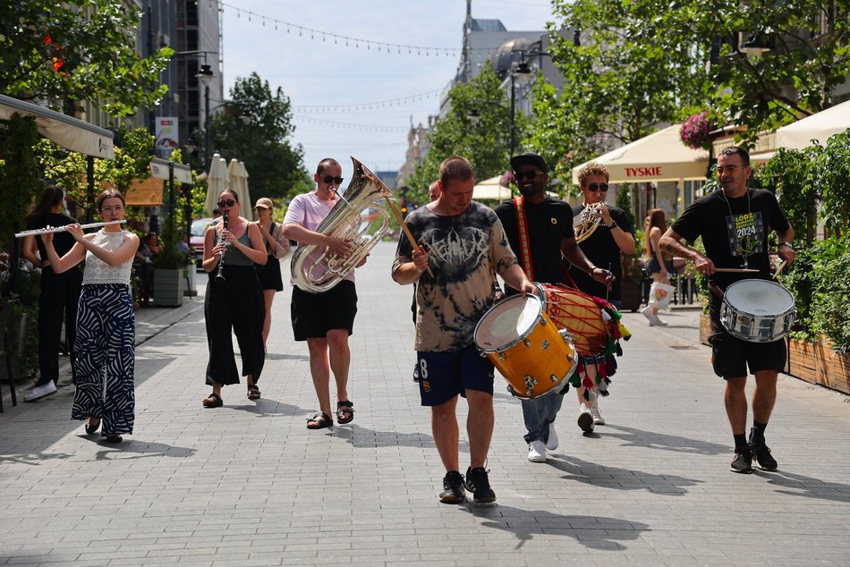 Orkiestra na ul. Piotrkowskiej z okazji 601. Urodzin Łodzi