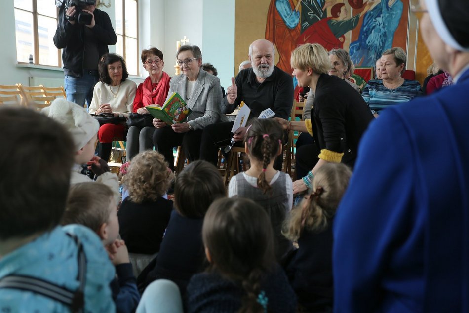 Mieszkańcy Domu Seniora czytają bajki i wiersze dzieciom w przedszkolu