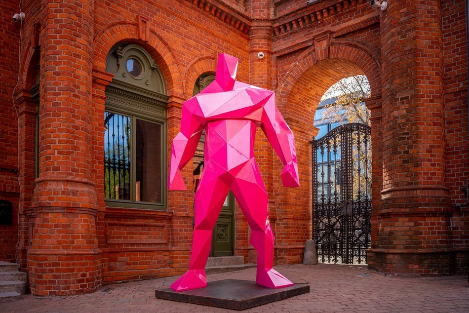 Różowe figury umiejscowione przy bramie prowadzającej do Manufaktury